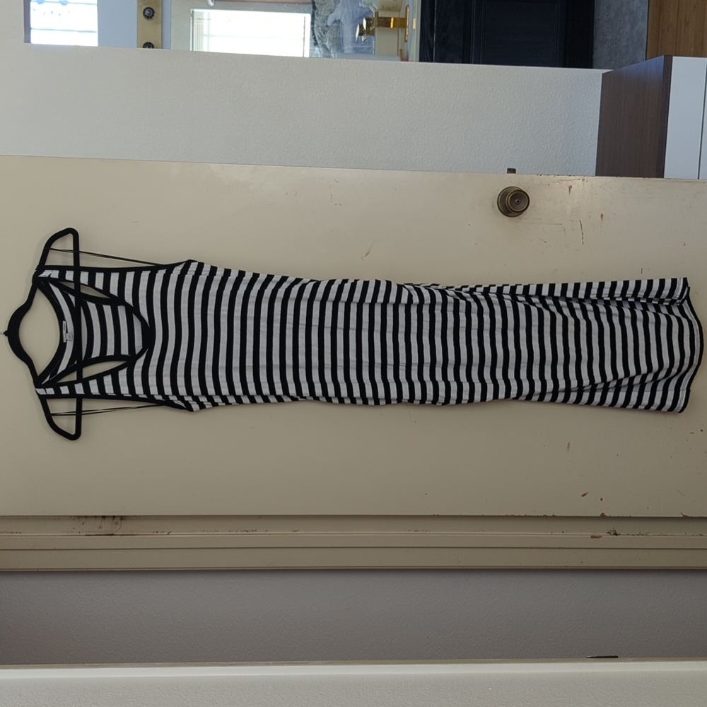 Halogen black and white, racerback Maxi dress with ruching at the hips, size L